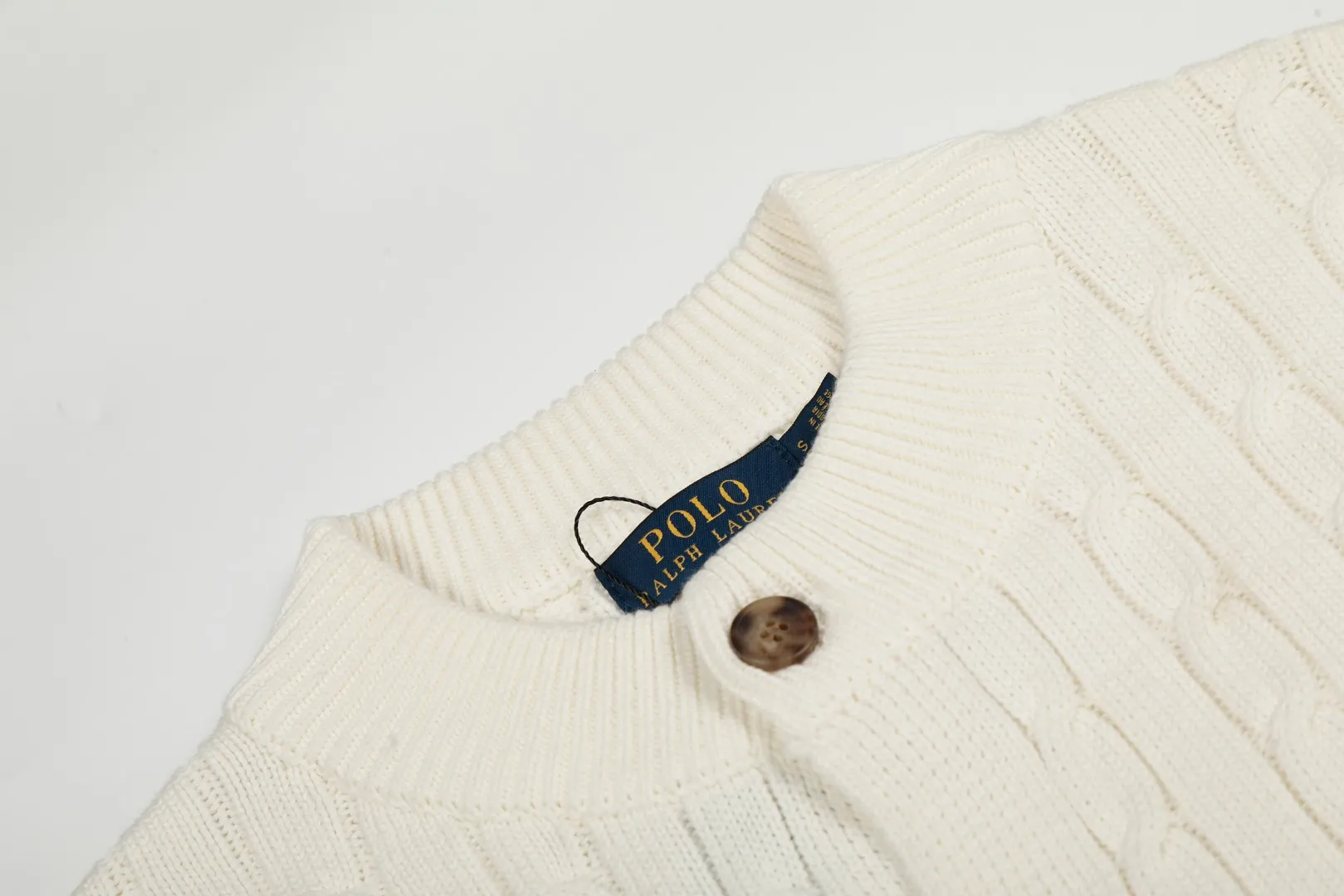 P250 Top quality" Style number: DS806# (not off the shelves all year round) [Ralph Lauren solid color pony embroidery logo male god style twist knitted cardigan] ✅Ralph Lauren Ralph Lauren classic basic versatile male god style round neck twist knitted cardigan jacket ✅Main supplier platform live broadcast Wholesale entities Replenish when out of stock Not off the shelf ✅ZP quality 1:1 version Scan the code to enter the GF website Counter quality ✅Detailed quality is the only one in Guangzhou. Imported quality veil, focusing on high-end, cost-effective, good quality needless to say. ✅The version restores the original order. The maximum size can be worn up to 200 pounds. Loose, comfortable and stress-free. ✅The upper body is simple and easy to match. A must-have for men. Good-looking clothes are never picky. A must-have for men's wardrobe. Size: S-XL. Color: Black, White, Gray, Khaki, Navy Blue, Gentleman's Lake Blue.